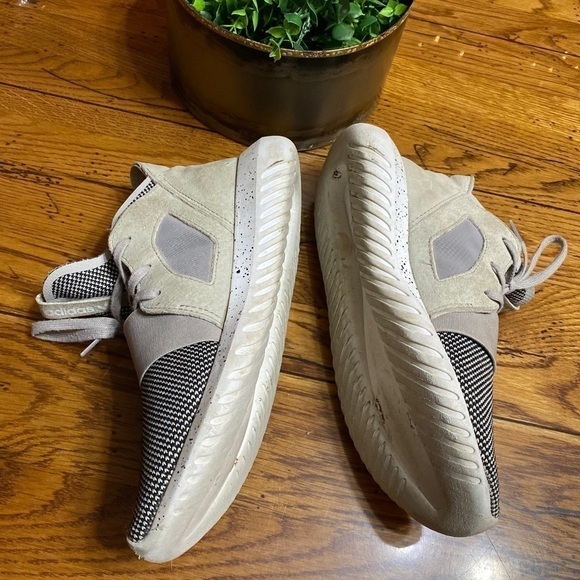 Adidas Tubular Gray/Beige Two Tone Shoes PYV702001 Size 7 1 /2 Pre-Owner. - Picture 2 of 8
